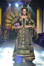 Esha Gupta walk the ramp for Ritu Kumar Show at Wills Lifestyle India Fashion Week 2012 day 5 on 10th Oct 2012 (5).JPG